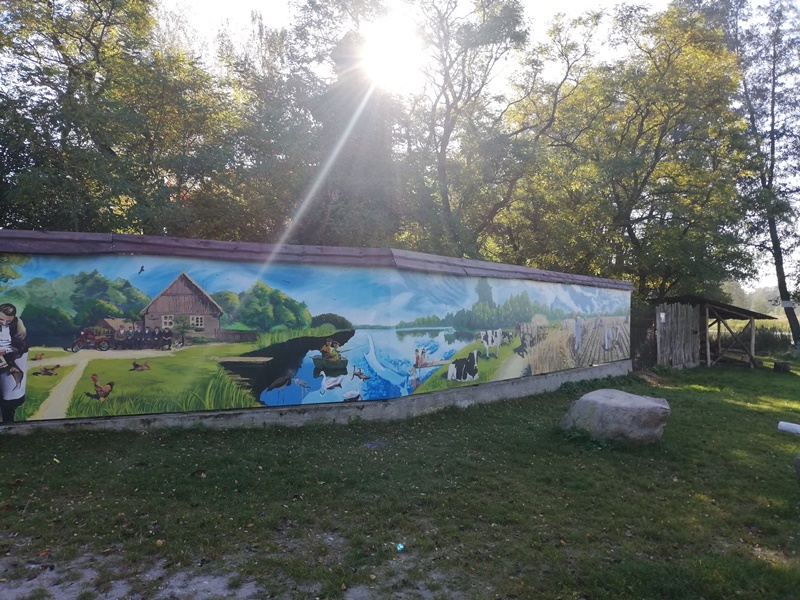 Sceny z życia polskiej wsi na muralu w Nowej Wsi