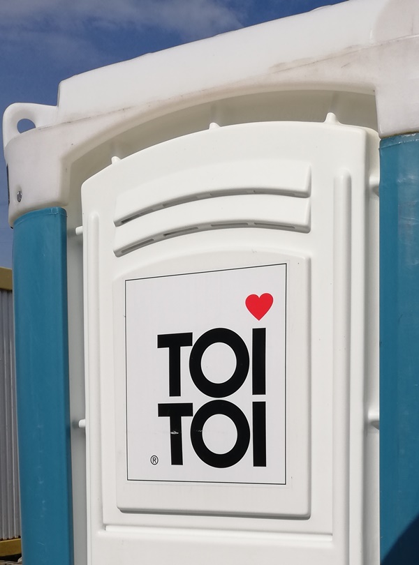 Toaleta przenośna przy targowisku miejskim w Serocku